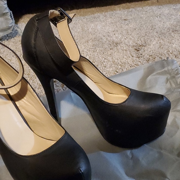 Black Heels - Picture 4 of 4